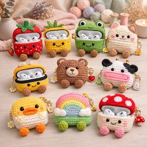 Puede incluir: Una colección de diez fundas protectoras de ganchillo para auriculares inalámbricos, cada una con diseños únicos que incluyen una fresa, piña, rana, gato, abeja, oso, vaca, pato, arcoíris y seta, todas con pequeños dijes adjuntos.