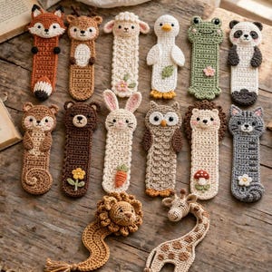 Könnte beinhalten: Eine Sammlung von vierzehn handgefertigten Häkel-Lesezeichen in Form von Tieren, darunter Fuchs, Reh, Schaf, Ente, Frosch, Panda, Eichhörnchen, Bär, Hase, Eule, Igel, Katze, Löwe und Giraffe, jeweils mit individuellen Farben und kleinen Verzierungen.