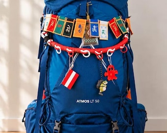 Pingente de mochila feito à mão em paracord. Acessório personalizado trançado para bolsas.