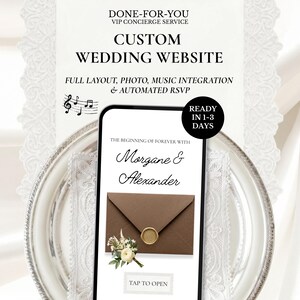 Peut inclure: Un smartphone affichant un site web de mariage personnalisé pour Morgane et Alexander, avec une enveloppe brune, un sceau de cire et une fleur. Le texte à l'écran indique THE BEGINNING OF FOREVER WITH Morgane & Alexander et TAP TO OPEN.