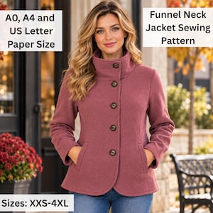 Könnte beinhalten: Eine altrosa Jacke mit Stehkragen, fünf dunklen Knöpfen und zwei Vordertaschen. Der Text auf dem Bild lautet: A0, A4 and US Letter Paper Size, Funnel Neck Jacket Sewing Pattern und Sizes: XXS-4XL.