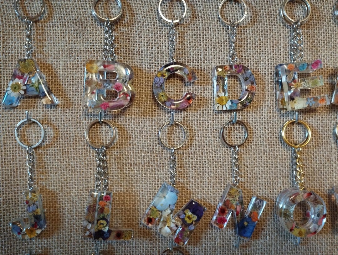 Pressed Powder On Key Chain Epoxy Resin Initial Keychains With Pressed Flowers, Real Flower ...