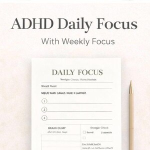 Könnte beinhalten: Ein cremefarbener Planer mit dem Text "ADHD Daily Focus" und "With Weekly Focus" oben. Der Planer hat einen Abschnitt "Daily Focus" mit nummerierten Zeilen und einen Abschnitt "Brain Dump". Ein goldener Stift liegt rechts.