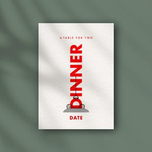 Könnte beinhalten: Eine weiße Karte mit den Worten "A Table For Two" und "Dinner" in Rot, mit einer Grafik einer Tischdekoration. Das Wort "Date" ist ebenfalls rot. Die Karte befindet sich auf einem grünen Hintergrund.
