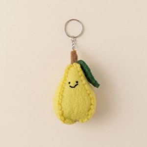 Llavero de pera de fieltro de aguja / Adorno de bolso de fruta de lana kawaii, accesorio con cara sonriente