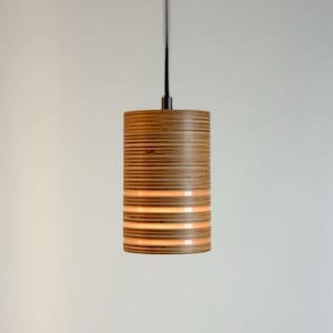 Pu&ograve; includere: Un set di tre tazze in ceramica con finitura opaca e macchiettata. Le tazze sono nei toni del crema, grigio chiaro e grigio scuro. Ogni tazza ha un design semplice e minimalista e un manico arrotondato.