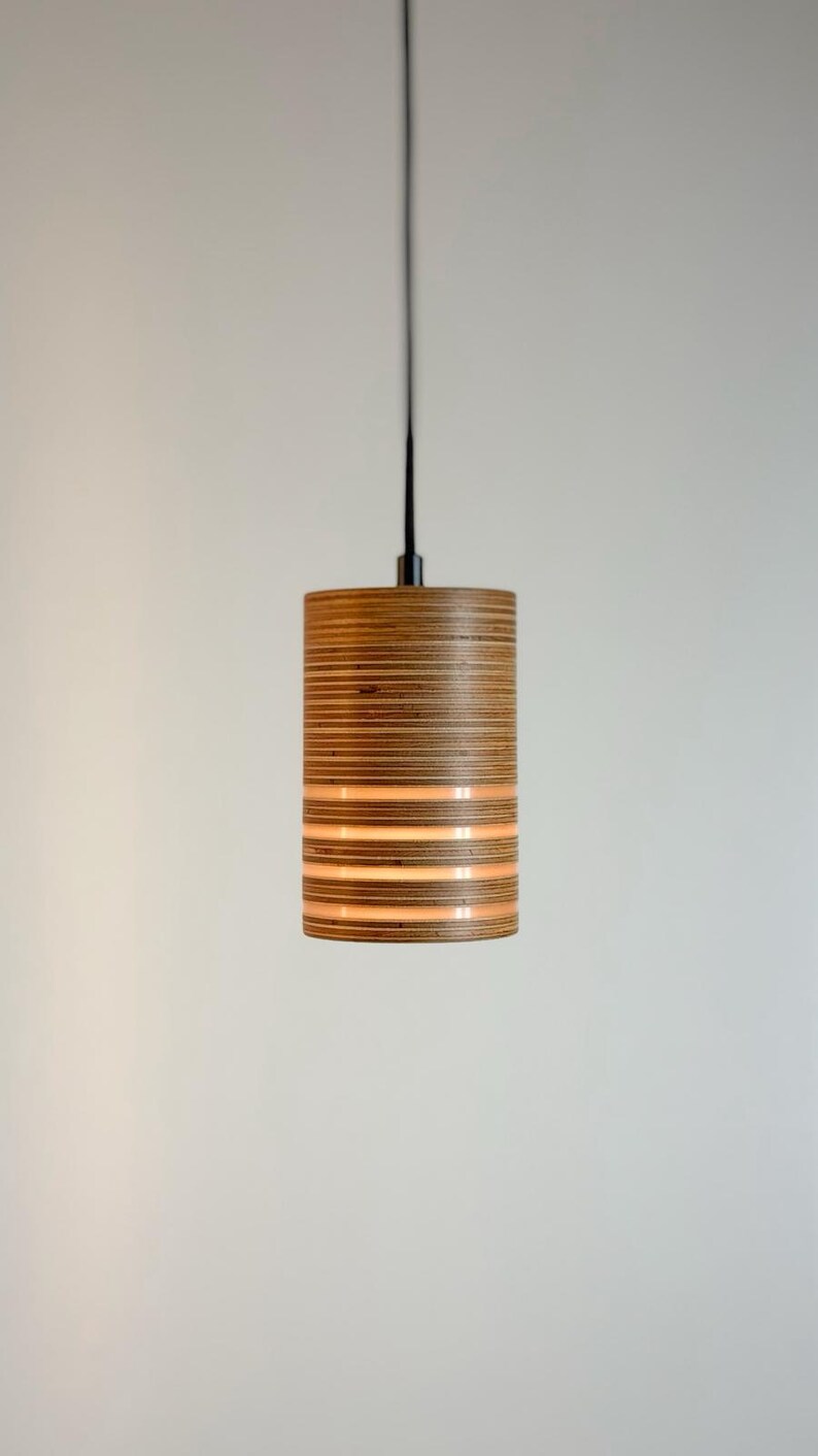 Pu&ograve; includere: Un set di tre tazze in ceramica con finitura opaca e macchiettata. Le tazze sono nei toni del crema, grigio chiaro e grigio scuro. Ogni tazza ha un design semplice e minimalista e un manico arrotondato.