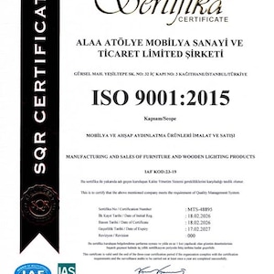 Pu&ograve; includere: Un certificato bianco con testo nero, con la scritta "Sertifika Certificate" e "ISO 9001:2015". Il certificato include il nome dell'azienda, "ALAA AT&Ouml;LYE MOBİLYA SANAYİ VE TİCARET LİMİTED ŞİRKETİ", e dettagli su mobili e prodotti per l'illuminazione in legno.
