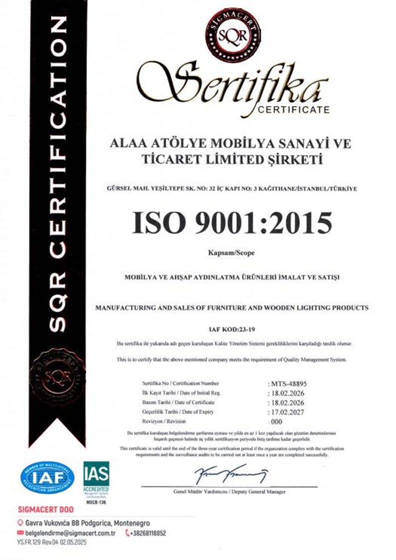 Pu&ograve; includere: Un certificato bianco con testo nero, con la scritta "Sertifika Certificate" e "ISO 9001:2015". Il certificato include il nome dell'azienda, "ALAA AT&Ouml;LYE MOBİLYA SANAYİ VE TİCARET LİMİTED ŞİRKETİ", e dettagli su mobili e prodotti per l'illuminazione in legno.