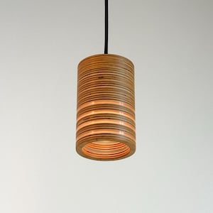 Pu&ograve; includere: Un cartello in legno rustico con la scritta "Welcome to our home" in lettere bianche. Il cartello presenta una finitura invecchiata e un design semplice e invitante, perfetto per un portico o un ingresso.
