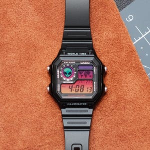 Casio Royale AE1200 "Area 51 - Alien Edition" Mod personnalisée, montre heure mondiale numérique inspirée du coucher du soleil Ember