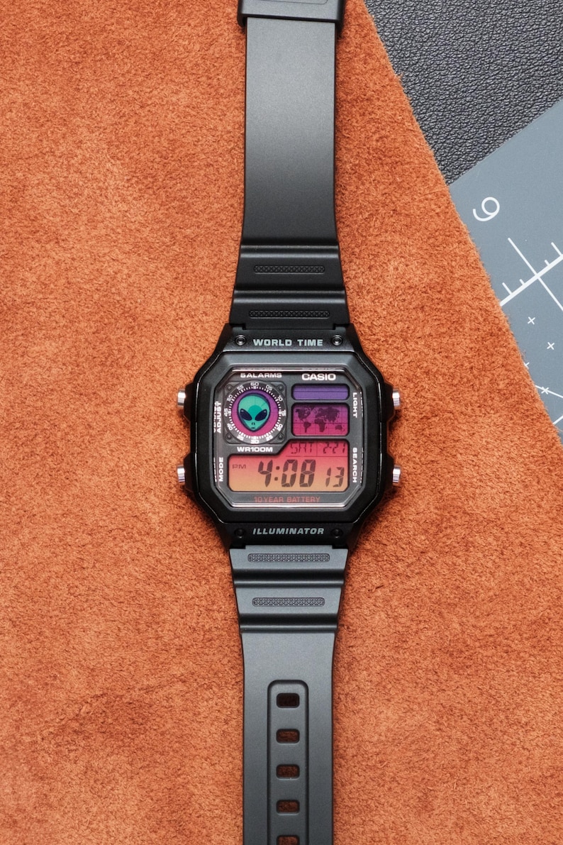 Casio Royale AE1200 "Area 51 - Alien Edition" Mod personnalisée, montre heure mondiale numérique inspirée du coucher du soleil Ember