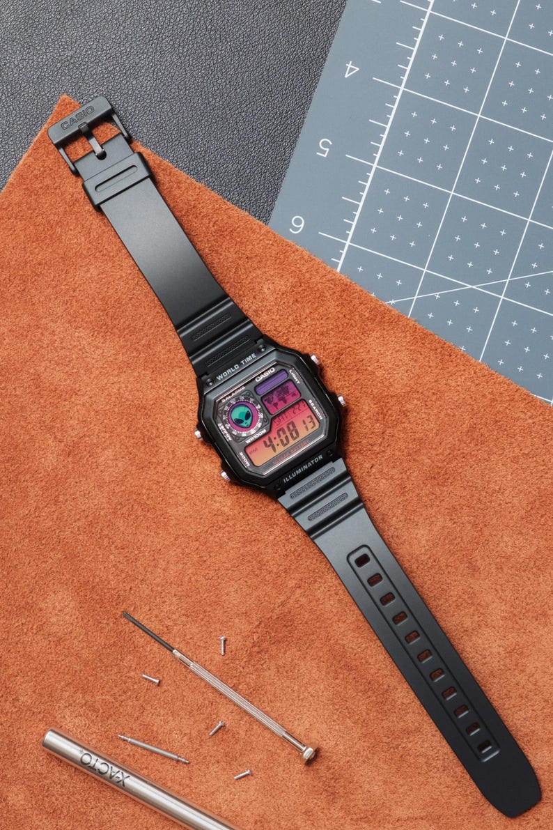 Casio Royale AE1200 "Area 51 - Alien Edition" Mod personnalisée, montre heure mondiale numérique inspirée du coucher du soleil image 4