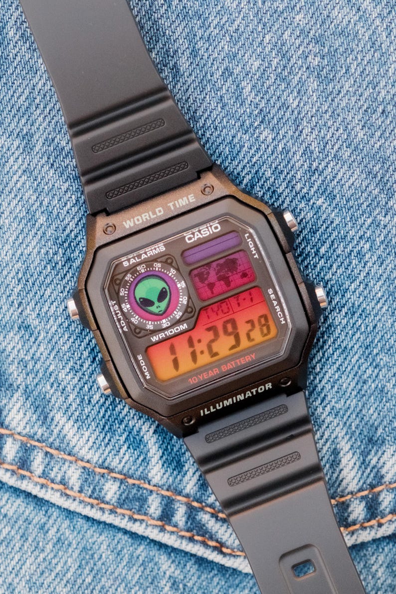 Casio Royale AE1200 "Area 51 - Alien Edition" Mod personnalisée, montre heure mondiale numérique inspirée du coucher du soleil image 1