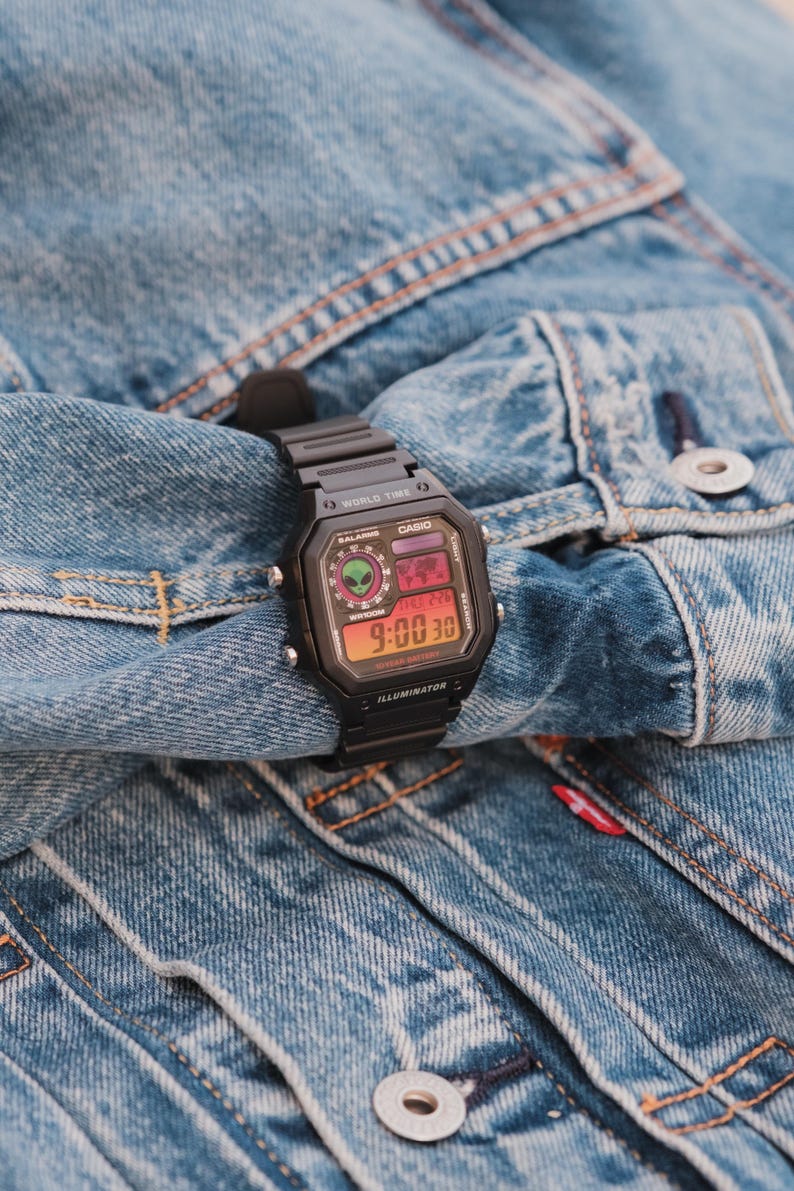 Casio Royale AE1200 "Area 51 - Alien Edition" Mod personnalisée, montre heure mondiale numérique inspirée du coucher du soleil image 2