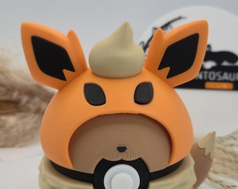 Eevee med Flareon-poncho – inspirerad av Eevee Flareon | Söt anime-samlarfigur | Gamerrumsinredning | Presentidé