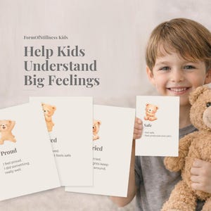 Könnte beinhalten: Ein Set aus drei Keramikbechern mit gesprenkelter, matter Oberfläche. Die Becher sind in Creme-, Hellgrau- und Dunkelgrautönen gehalten. Jeder Becher hat ein schlichtes, minimalistisches Design, perfekt für Kaffee oder Tee.