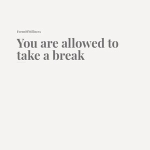 Könnte beinhalten: Minimalistisches Design mit dem Text "You are allowed to take a break" in einer Serifenschrift. Die Wörter sind in Dunkelgrau auf hellbeigem Hintergrund gehalten. Der Text "FormOfStillness" steht über dem Haupttext.