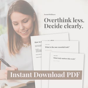 Könnte beinhalten: Eine Person schreibt auf Papier mit dem Text "How to", "What is the one essential task?" und "What truly matters this week?". Das Bild enthält auch den Text "Overthink less. Decide clearly." und "Instant Download PDF".