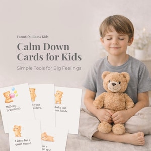 Könnte beinhalten: Ein Kind mit geschlossenen Augen hält einen Teddybären. Auf dem Bild sind "Calm Down Cards for Kids" mit Bärenillustrationen und Sätzen wie "Ballonatmung" und "Höre auf ein ruhiges Geräusch" zu sehen.