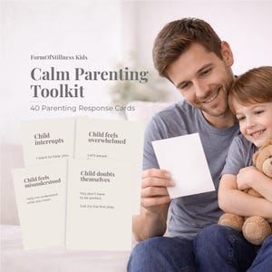 Könnte beinhalten: Ein Vater und ein Kind lächeln, während sie eine weiße Karte halten. Das Bild zeigt ein Eltern-Toolkit mit dem Text "Calm Parenting Toolkit" und "40 Parenting Response Cards". Die Karten behandeln häufige Kindergefühle.