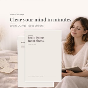 Könnte beinhalten: Eine Frau mit geschlossenen Augen hält ein Notizbuch. Der Text "Clear your mind in minutes" und "Brain Dump Reset Sheets" ist zu sehen. Mehrere weiße Papierblätter befinden sich im Vordergrund.