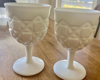 Par de copas de vidrio opalino con el diseño Old Quilt de Westmoreland, de estilo vintage.