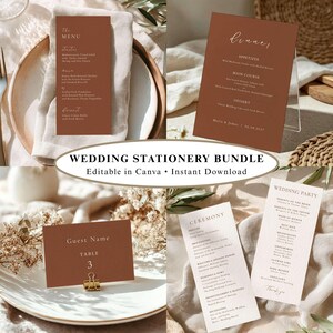Op de afbeelding: Een trouwstationery-set met terracotta en crèmekleurige kaarten. De set bevat een menu, dinerkaart, naamkaartje met een gouden clip, ceremonieprogramma en een lijst met bruiloftsgasten, allemaal voorzien van gedrukte tekst in schreefletters.