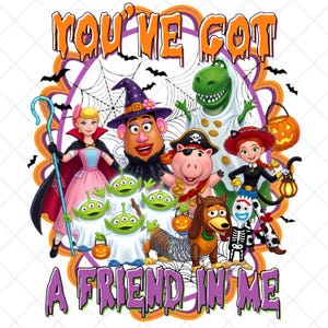 Może przedstawiać: Graficzna ilustracja przedstawiająca postacie z Toy Story w kostiumach na Halloween z napisem 'YOU'VE GOT A FRIEND IN ME'. Postacie, w tym czarownica, pirat, duch i kosmici, znajdują się na tle pajęczyny oraz pomarańczowo-fioletowej ramki.