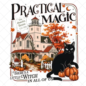 Könnte beinhalten: Eine grafische Illustration eines großen Hauses mit Turm, umgeben von herbstlichen Bäumen und Kürbissen. Eine schwarze Katze sitzt im Vordergrund. Der Text lautet: Practical Magic, The Owens House EST 1998, There's a Little Witch in All of Us.
