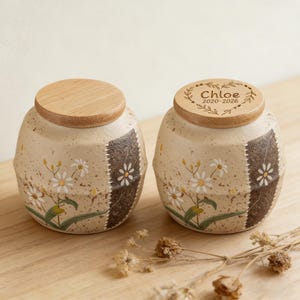 Urna pequeña para mascotas con diseño de margarita, recipiente de cerámica para cenizas, recuerdo floral rústico, tapa de madera, regalo para recordar a un gato o perro que ha perdido a su mascota.