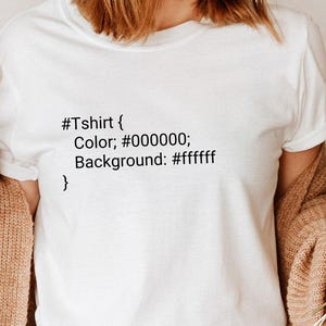 Divertente design digitale per maglietta a tema programmazione, file PNG con battute CSS, grafica umoristica per programmatori da scaricare, idee regalo fai-da-te per abbigliamento maschile