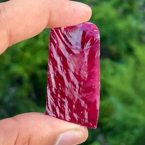 Rubis rouge du Mozambique brut non taillé de 166 carats, qualité AAA certifiée, idéal pour la joaillerie.