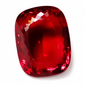 Peut inclure: Une pierre précieuse rouge vif et profonde avec une taille coussin, présentant de nombreuses facettes triangulaires et trapézoïdales sur sa surface qui créent un aspect réfléchissant et étincelant sur un fond blanc uni.