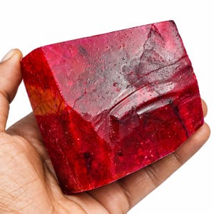 Natürlicher kostbarer roter Rubin 555 Ct | Zertifizierter ungeschliffener Rohedelstein | Perfekt für Verlobungs- und Hochzeitsschmuck Ideales Geschenk