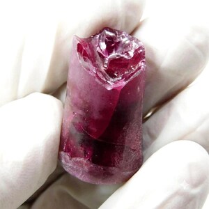 Rubi vermelho bruto de 100 quilates, pedra preciosa natural extraída da terra, lapidada e lapidada com certificação de alta qualidade por artesãos.
