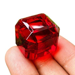 Magnifique ! Rubis rouge cubique, pierre précieuse d'une qualité exceptionnelle, dimensions : 24 x 24 x 24 mm, 70 carats. Cadeau offert et livraison gratuite.