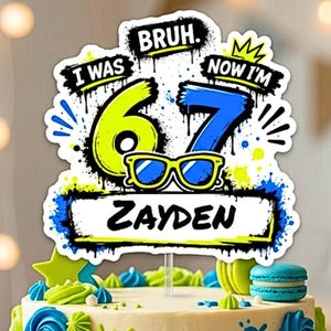 以下が含まれることがあります： ライムグリーンの「BRUH. I WAS 6」、ブルーの「NOW I'M 7」というテキストと、中央に黄色のサングラスが描かれたグラフィティスタイルのケーキトッパー。下部の黒い長方形のバナーには「ZAYDEN」という名前が印字されています。