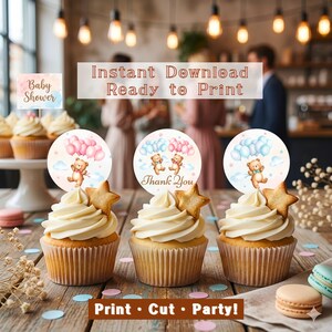 以下が含まれることがあります： 白いフロスティング、星型のクッキー、装飾的なトッパーが付いたカップケーキ。トッパーには、風船を持ったテディベアと「Baby Shower」と「Thank You」の文字が描かれています。画像には「Instant Download Ready to Print」と「Print • Cut • Party!」の文字も含まれています。