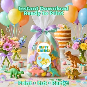 以下が含まれることがあります： 紫とティール色のリボンで結ばれた透明なセロハンバッグ。恐竜の形をしたクッキーと「Happy Birthday」のステッカーが入っています。風船、花、おもちゃの恐竜がバッグを囲んでいます。「Instant Download Ready to Print」と「Print • Cut • Party!」と書かれたテキスト。