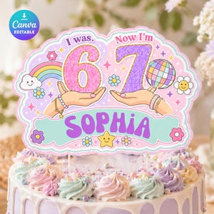 Puede incluir: Un adorno para pastel colorido con el texto "I was 6, Now I'm 7" y el nombre "Sophia". El diseño incluye un arcoíris, flores y una bola de discoteca. El pastel está decorado con glaseado pastel.