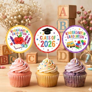 Könnte beinhalten: Drei Cupcakes mit runden Papieraufsteckern. Der linke Aufstecker zeigt einen Apfel, Buntstifte und den Text Kindergarten Graduation. Der mittlere Aufstecker zeigt eine Doktorhut-Grafik und Class of 2026. Der rechte Aufstecker zeigt einen Schulbus.