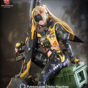 Pode incluir: Figura detalhada de uma personagem feminina em traje tático, com um esquema de cores amarelo e preto e padrões de camuflagem. A figura está segurando uma arma grande e está sentada em um contêiner verde. A figura tem cabelo loiro comprido e uma viseira preta. O texto na imagem diz "PRE-SUPPORTED IN LYCHEE" e "Patreon.com | Neko Figurines".
