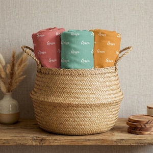 Puede incluir: Un letrero de madera hecho a mano con la palabra "Welcome" en una fuente juguetona. El letrero está pintado de blanco con un acabado envejecido y presenta un diseño floral decorativo en tonos rosas y verdes. Diseñado para uso en interiores o exteriores.