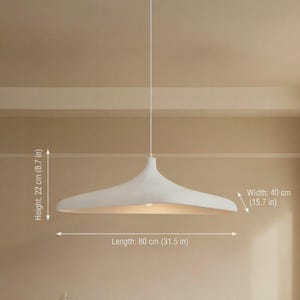 Op de afbeelding: Een witte keramische mok met een zwart handvat en de tekst "But First, Coffee" in een zwarte, vette letter. De mok staat op een wit oppervlak.