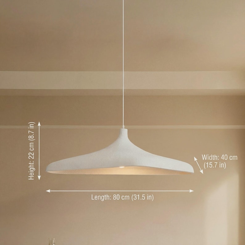 Op de afbeelding: Een witte keramische mok met een zwart handvat en de tekst "But First, Coffee" in een zwarte, vette letter. De mok staat op een wit oppervlak.