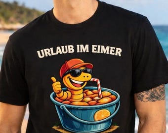 Urlaub im Eimer T-Shirt Herren Lustig- Fun Shirt Geschenk Männer- Sommer Strand Humor und Party Shirt- 100% Bio Baumwolle.