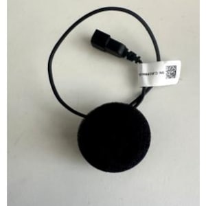 Può includere: Un altoparlante nero per casco da moto con un auricolare rotondo e imbottito. Un filo nero collega l'altoparlante a un connettore nero. Un'etichetta bianca con testo e un codice QR è attaccata al filo.