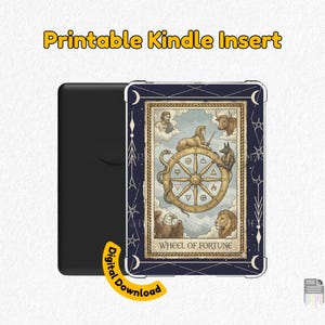 Puede incluir: Un dispositivo Kindle negro con una inserción imprimible con un diseño de carta del tarot. La inserción muestra la carta de la Rueda de la Fortuna con ilustraciones de animales y figuras, sobre un fondo azul marino. El texto incluye "Printable Kindle Insert" y "Digital Download".
