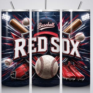 Pode incluir: Um copo cilíndrico com tema de beisebol e o texto RED SOX e BASEBALL. O design inclui um boné, uma bola, um taco de madeira, uma luva vermelha e chuteiras vermelhas sobre um fundo azul escuro com luzes de estádio.